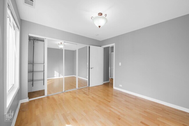 Building Photo - 1449 Quaker Ln