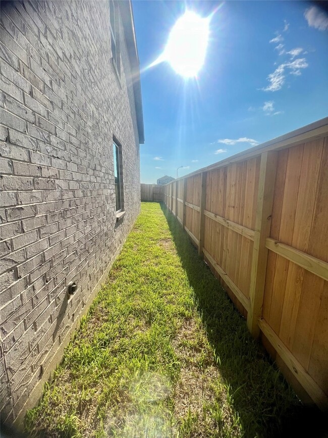 Building Photo - 16802 Great Highlands Dr