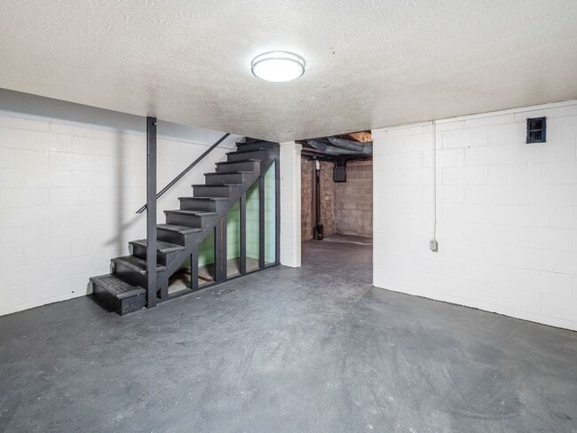 Building Photo - 554 Riverview Dr