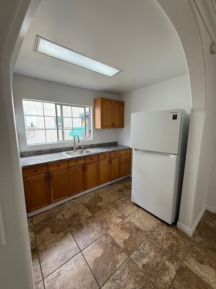 Kitchen - 2755 Knox Ave