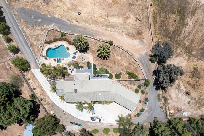 Building Photo - RANCH STYLE POOL HOME ON 2+ ACRES IN THE H...