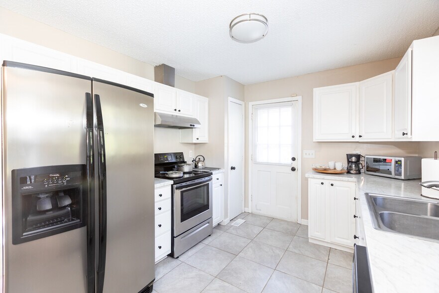 Building Photo - 6012 Old Coach Rd