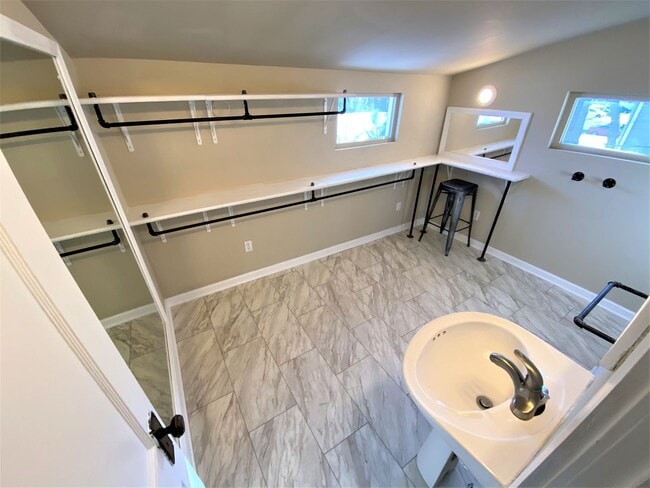 Building Photo - 3 Bedroom House - Grandview Area