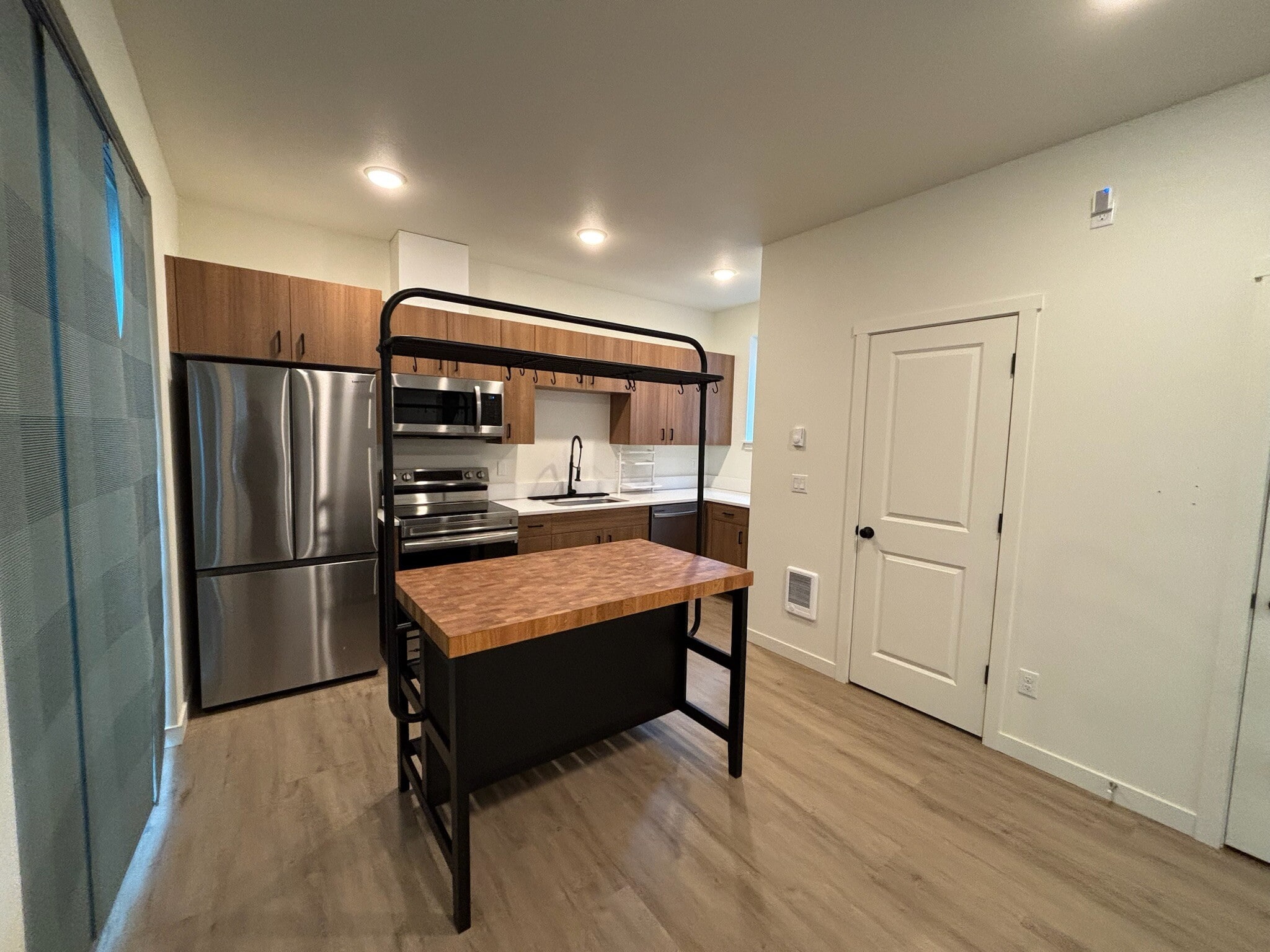 Building Photo - 12070 SE Pine St