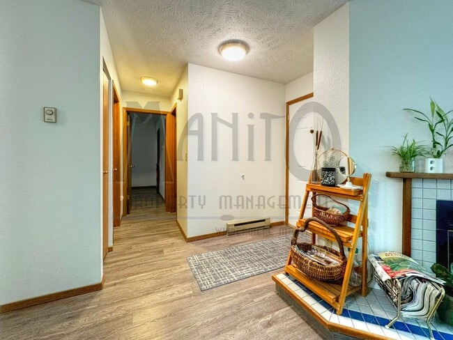 Building Photo - Ideally Located South Hill Unit