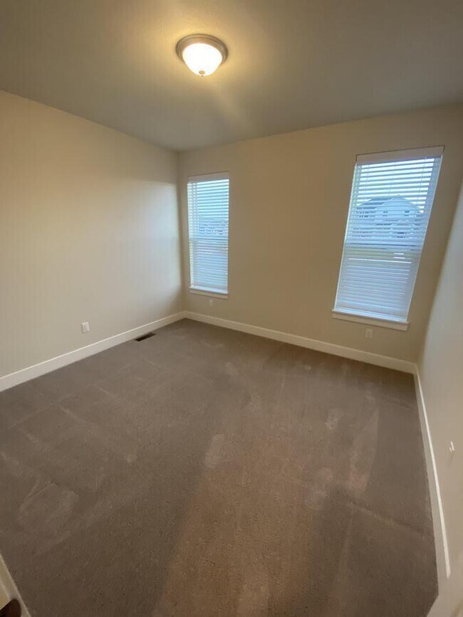 Building Photo - 265 Farmstead Dr E