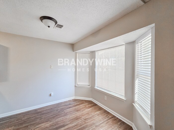 Building Photo - 2050 Tudor Dr