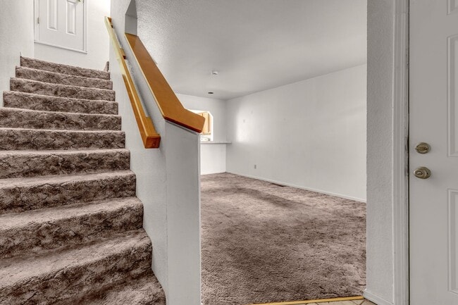 Building Photo - One car garage Townhouse