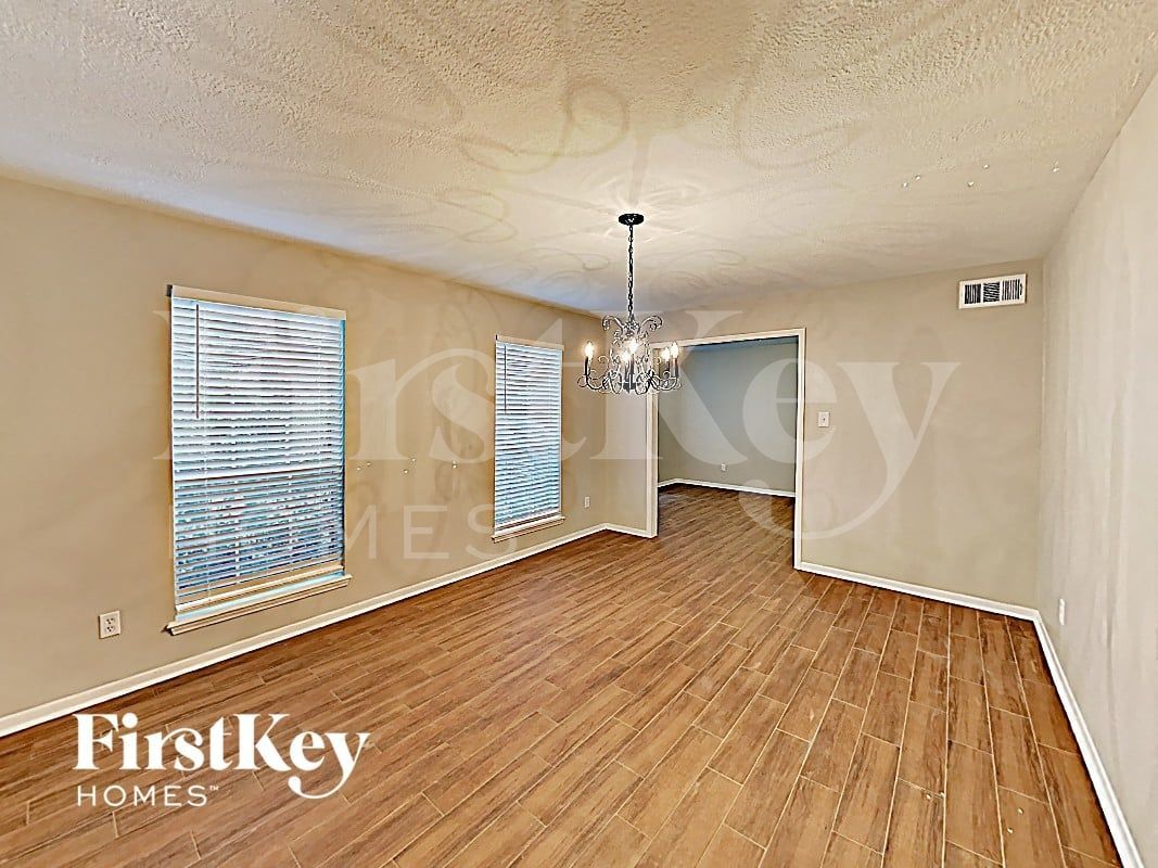Building Photo - 2511 Riverlawn Dr