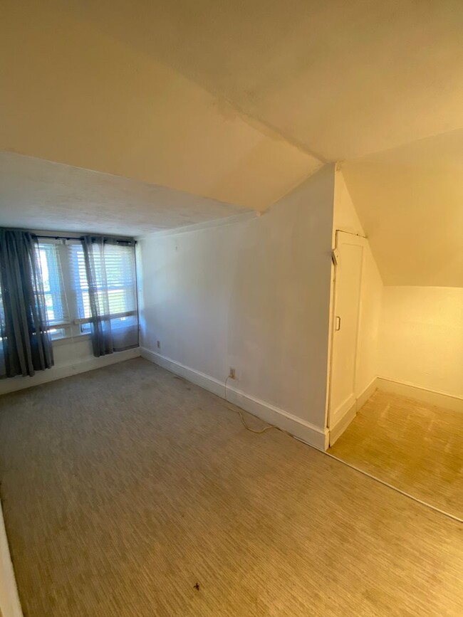 Building Photo - 3 Bedroom, 3.5 Bathroom In Downtown Perryv...