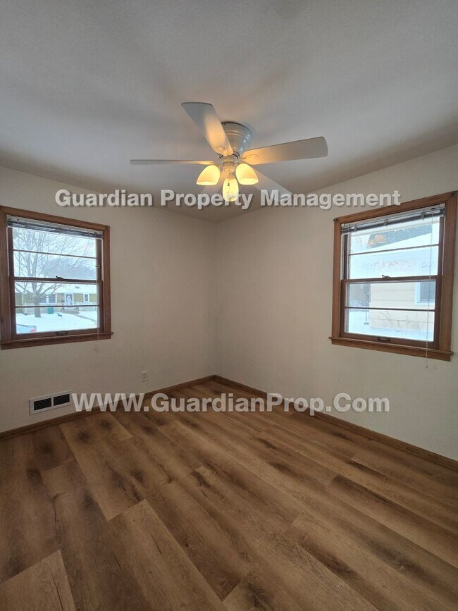 Building Photo - Available now! House with extra office/bonus room! new LVP flooring throughout, main floor living...