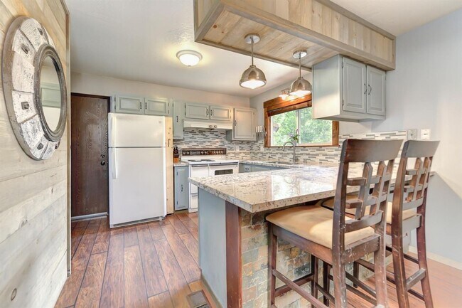 Building Photo - 2 Bedroom Home Tucked away in the Sierras