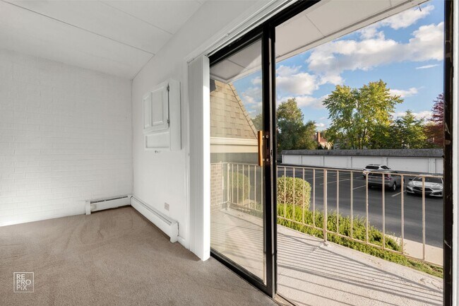 Building Photo - Two Bed Condo Olive Tree Naperville