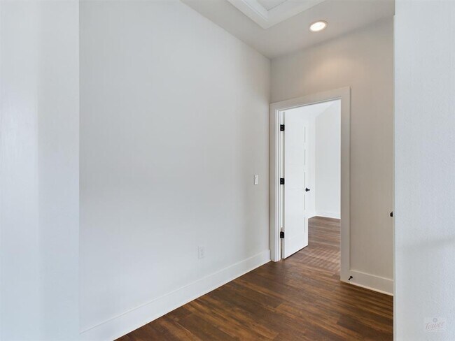 Building Photo - 1402 W 51st St