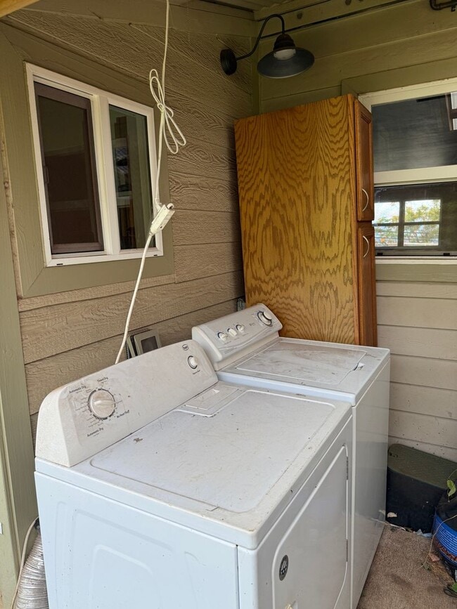 Building Photo - Unfurnished 2 bed/1 bath Kula Cottage with fully fenced yard