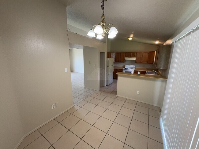 Building Photo - 2208 Hemlock Dr