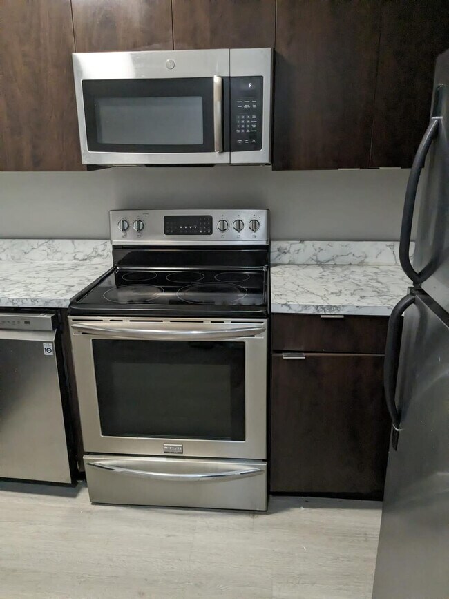 Building Photo - 617 Ixoria Ave