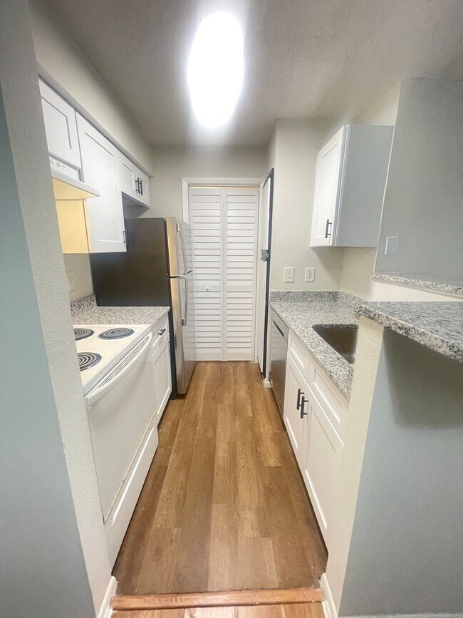 Building Photo - 1 Bed / 1 Bath Condo in Gated Comm. In Alt...