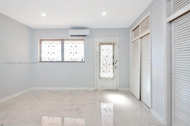 Building Photo - 820 SW 11th Ave