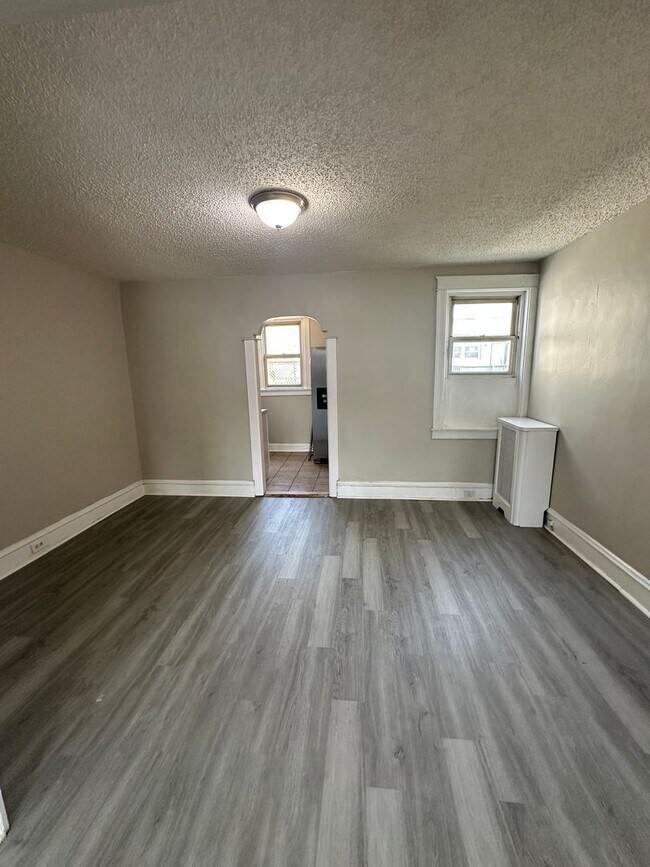 Building Photo - Beautiful 2 Bed/ 2 Full bath for rent with Finished basement.