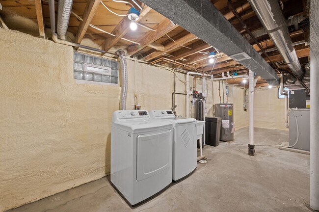 Building Photo - 1711 Rose Pl W