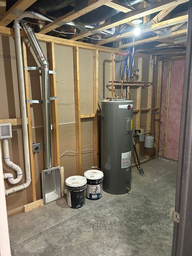 Building Photo - 4 bed 3 bath Townhome For Rent!