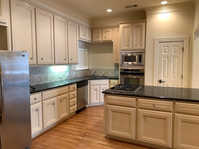 Building Photo - 2210 Bellefontaine