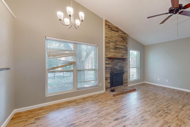 Building Photo - Cozy & Charming Duplex Retreat – Pet-Frien...