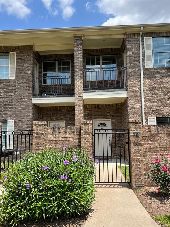 Building Photo - 2865 Westhollow Dr