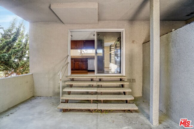 Building Photo - 364 Pershing Dr