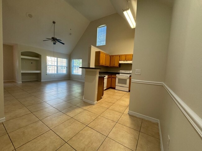 Building Photo - Hamptons in Metrowest  3 bedroom 2 Bath wi...