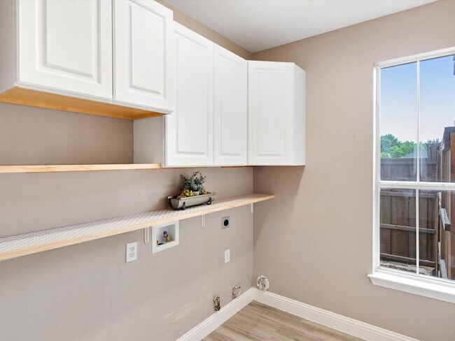 Building Photo - 3228 Port Royal Ct