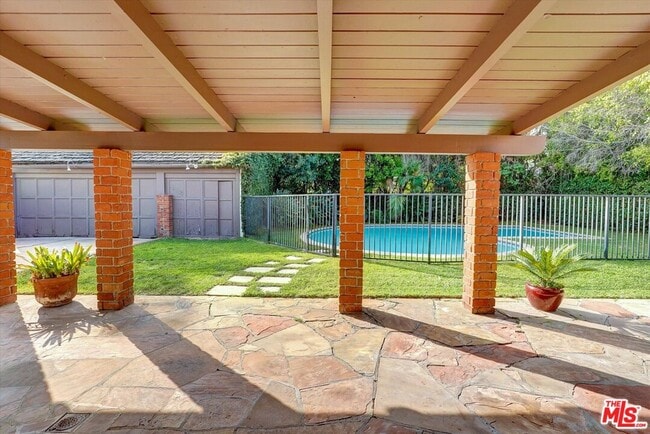 Building Photo - 165 N Las Palmas Ave