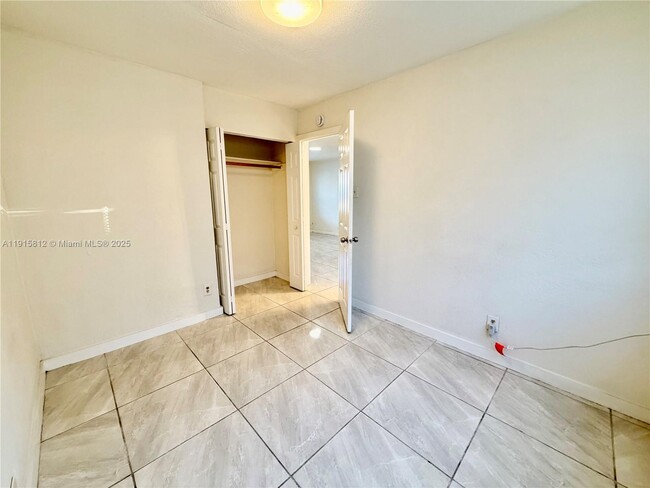 Building Photo - 2571 NW 13th Ct