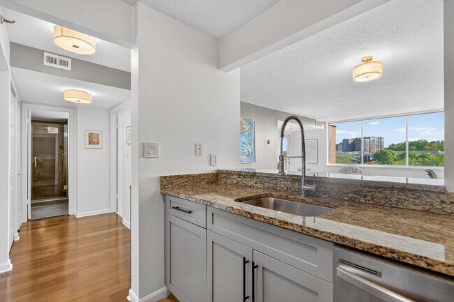Building Photo - 10101 Grosvenor Pl