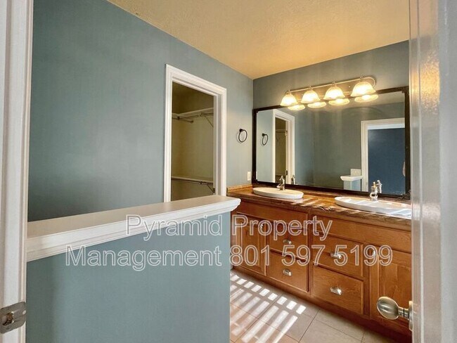 Building Photo - 2896 E Lookout Dr