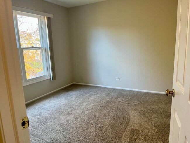 Building Photo - 240 Southwick Ct