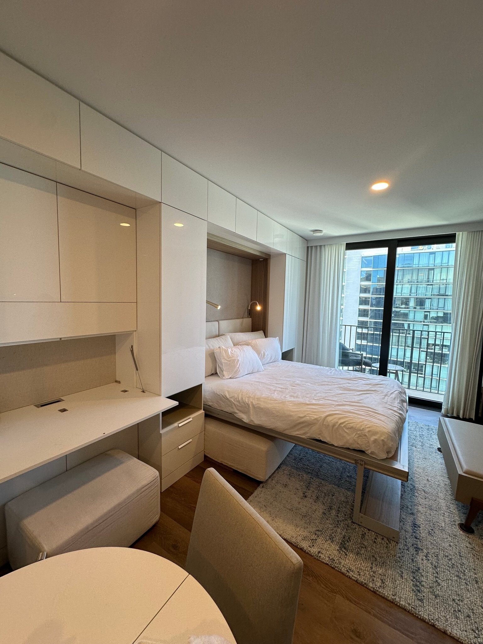 Building Photo - 987 Queen St