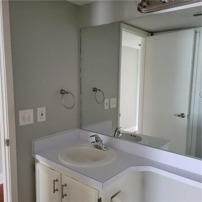 Building Photo - 62 Rumson Ct
