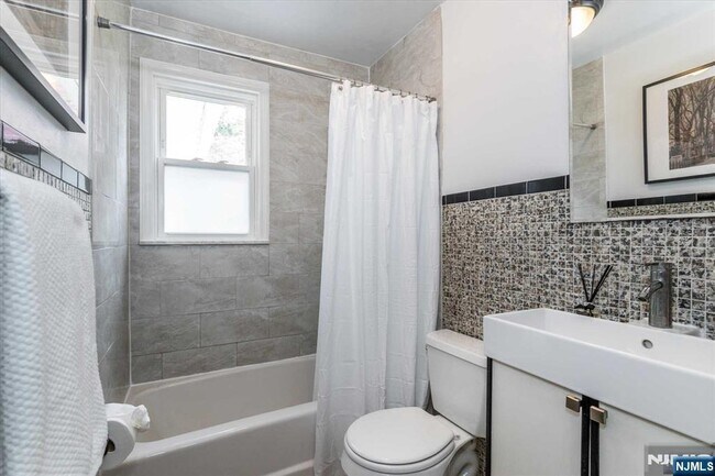 Building Photo - 354 Plaza