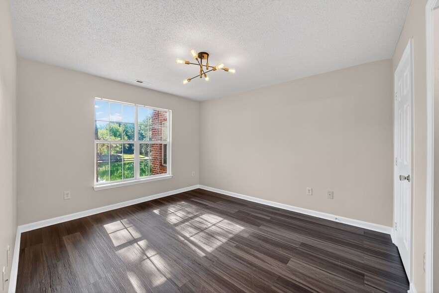 Building Photo - 4246 Villas Dr