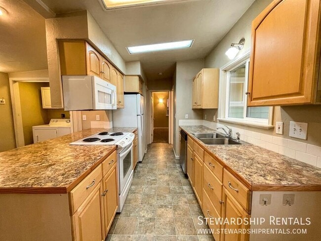 Building Photo - 2024 Emerald St