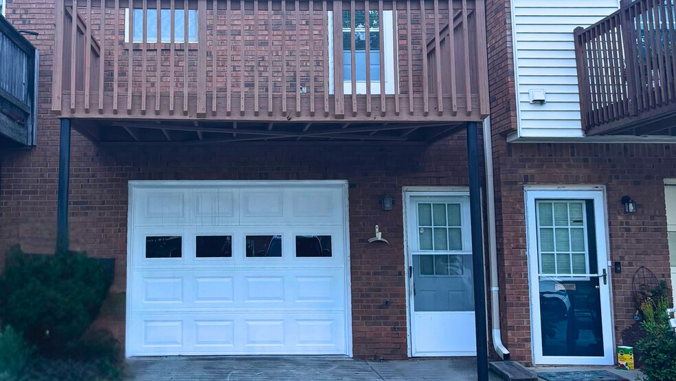 Back exterior with garage and driveway. - 905 Park Pl NE