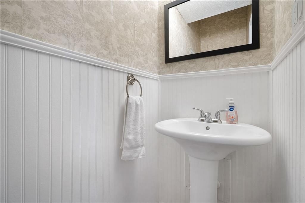 Building Photo - 158 S Cedar St