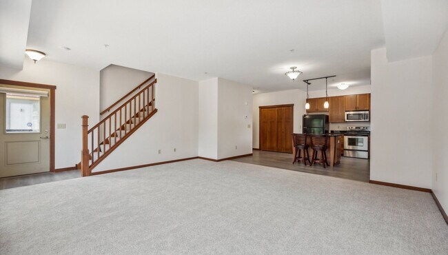 Building Photo - Stunning 2 level Condo in Exclusive St Pau...
