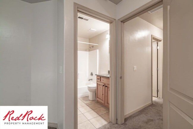 Building Photo - Beautiful 3 bedroom, 2.5 bathroom Townhome...