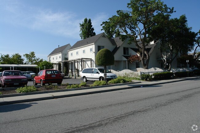 Primary Photo - Laureola Oaks