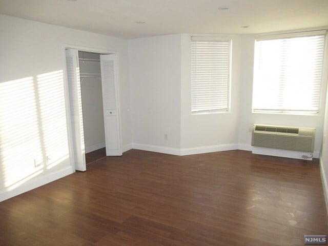 Building Photo - 320 Anderson Ave