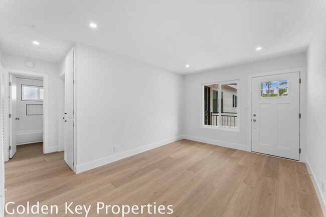 Building Photo - Beautifully remodeled apartment in South Oceanside just a few blocks from the beach!