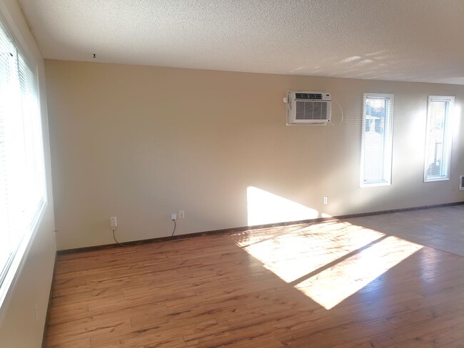 Building Photo - Inner SE Portland Duplex in Brooklyn!